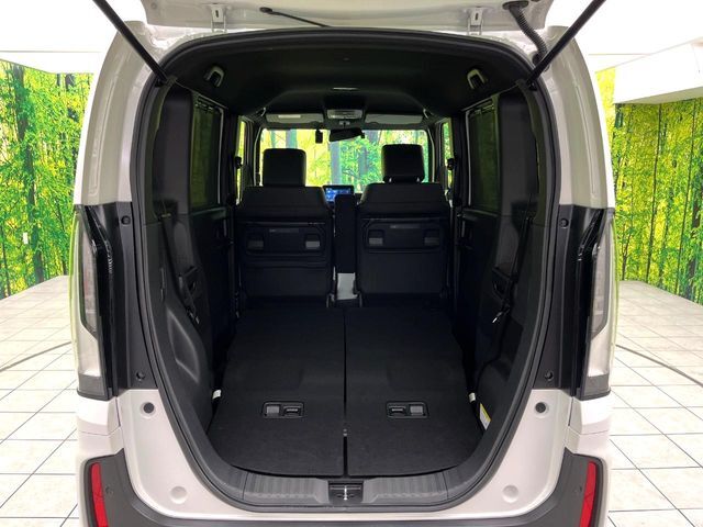 後席を格納すると、これだけの広さが！シーンに合わせたシートアレンジで、大きな荷物も積むことが出来ます♪