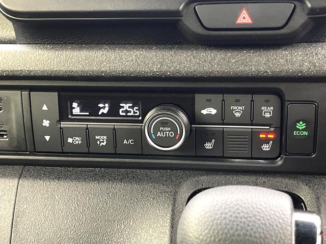 【シートヒーター】寒い日に重宝するシートヒーター！エアコンより早く温まってくれるので寒がりの人も安心ですね♪エアコンの温風は乾燥するから苦手、という方にもをおすすめです。