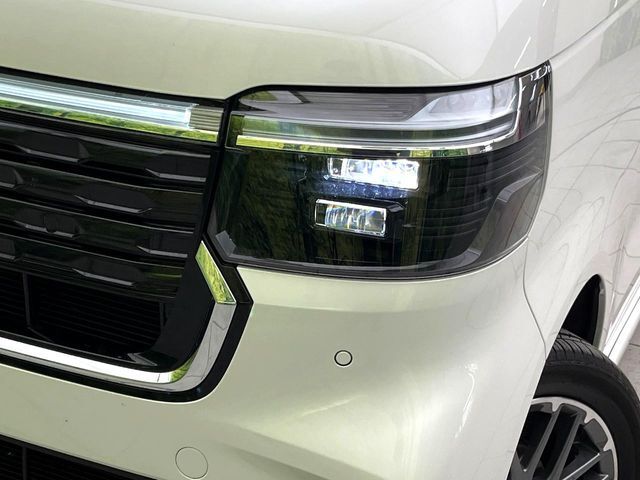 【LEDヘッドライト】悪天候や夜間走行時も良好な視界を確保し安心して運転できる高輝度LEDヘッドライトを装備！点灯速度が早く、消費電力も抑えられています。