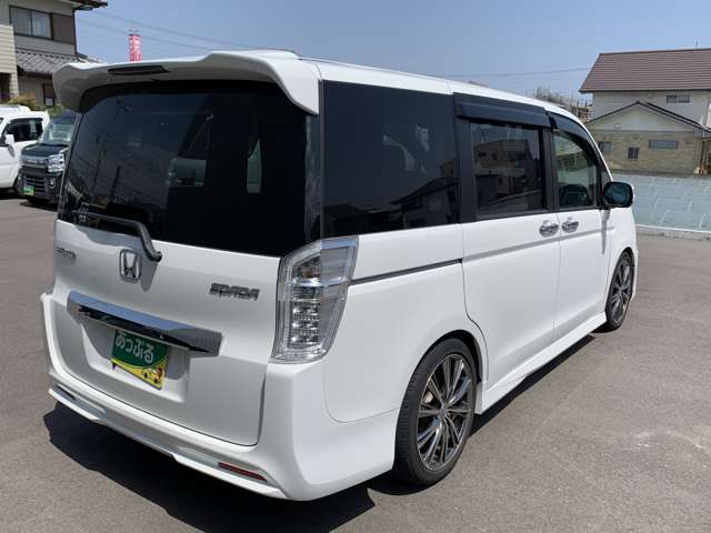 お車の車検・オイル交換・修理・鈑金塗装・ガラス修理・デントリペア・ボディコーティングなども幅広く対応しております。その際は無料で代車を貸し出し致します。車の事は何でもお任せください！
