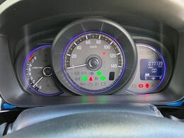 メーターパネルはタコメーター付きのスポーティーなデザインを採用！