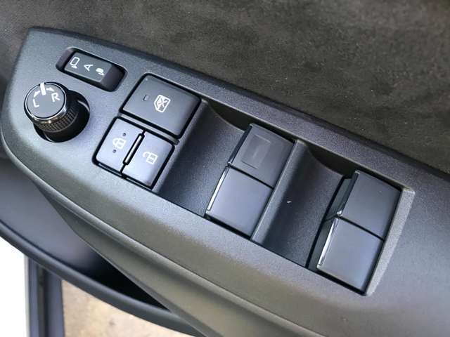 電動格納ミラーで、サイドのミラーの開け閉め楽々！！角度調整もバッチリできます♪♪