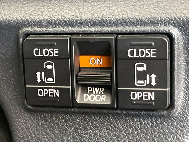 【両側パワースライドドア】スマートキーや運転席のスイッチで後席両側スライドドアの開閉が可能♪電動だから力を入れてドアを開ける必要が無く、小さなお子様でも簡単に開け閉めでき快適です♪