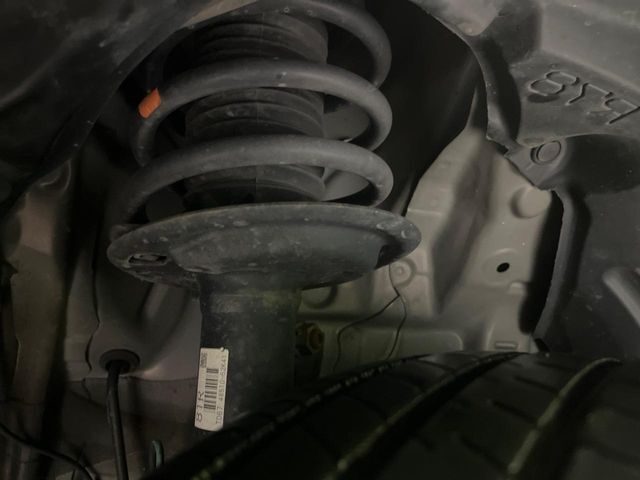 お車を安心してお乗りいただく為には、足回りの定期点検が欠かせません。サービスサポート（有償保証）では無料点検もご提供しており、安心のカーライフをお過ごしいただけるサポート体制が整っています。
