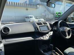 店舗は秋田市泉登木218-1にございます。店舗前の道路は広く、右折・左折ともにスムーズにご来店いただけます。