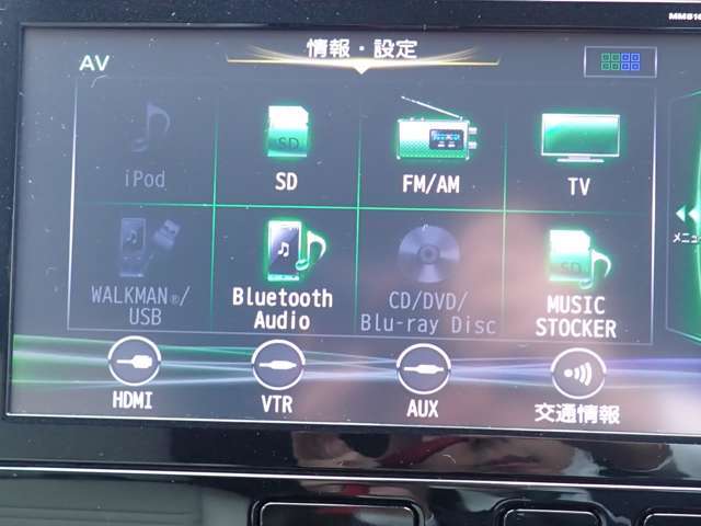 純正メモリーナビ付だから初めての場所へのお出かけも安心。地デジTVが見られDVDが再生出来ます。