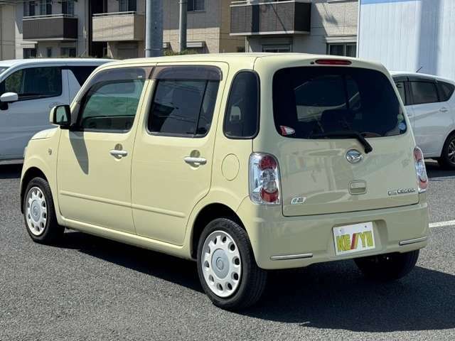 雨が降ってもゆったりと車選びができる全天候型立体展示場！エスカレーター完備！