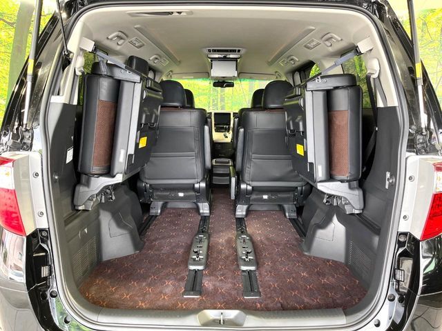 後席を格納すると、これだけの広さが！シーンに合わせたシートアレンジで、大きな荷物も積むことが出来ます♪