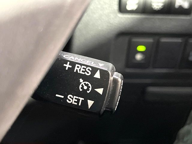 【クルーズコントロール】高速道路もラクラク走行。アクセルを離しても一定速度で走行ができ、長距離運転時の負担を軽減！加速・減速も簡単なスイッチ操作で調整できます。