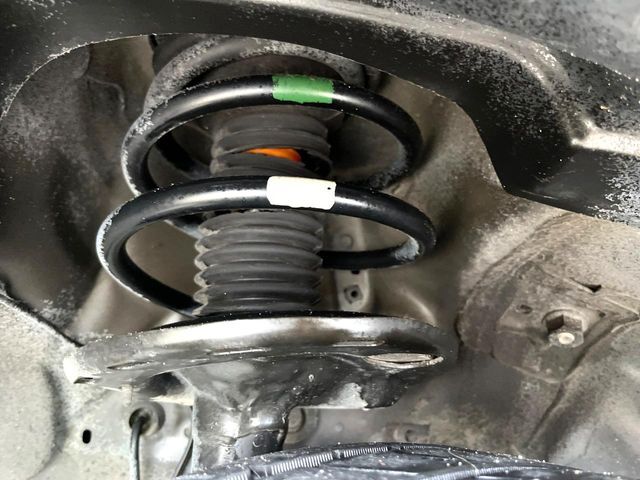 お車を安心してお乗りいただく為には、足回りの定期点検が欠かせません。サービスサポート（有償保証）では無料点検もご提供しており、安心のカーライフをお過ごしいただけるサポート体制が整っています。