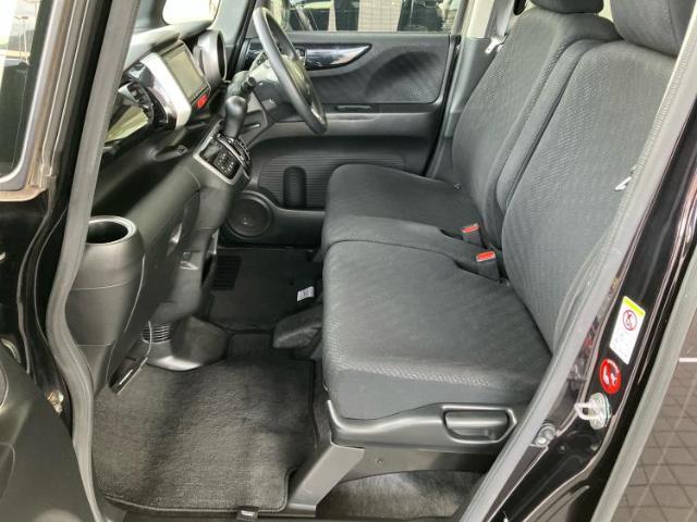 WECARSでは各商談席に大型モニターをご用意しております！見やすい大画面でゆったりと全国の在庫をご覧いただけます！是非ご来店お待ちしております！