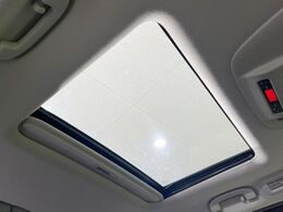 【サンルーフ】開放感たっぷりの希少装備、サンルーフが装着されています！車内に明かりを取り入れたり景色を楽しむ以外にも、車内の空気も簡単に換気できて快適です！