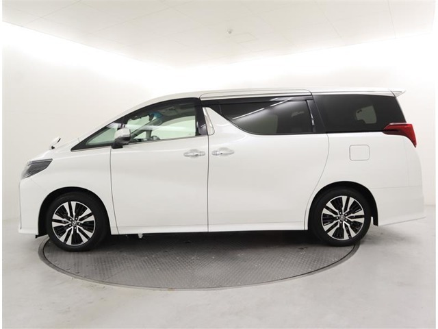 人気のお車が入庫しましたよ！！皆様のご来店お待ちしています！