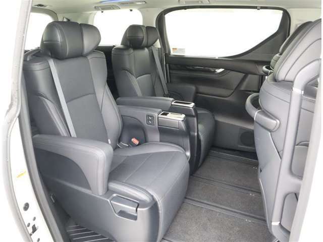ゆとりある広々とした車内空間は、ドライブを始め買い物やレジャーなど、幅広く活躍します。一人でもみんなとでもお出かけを楽しみましょう！