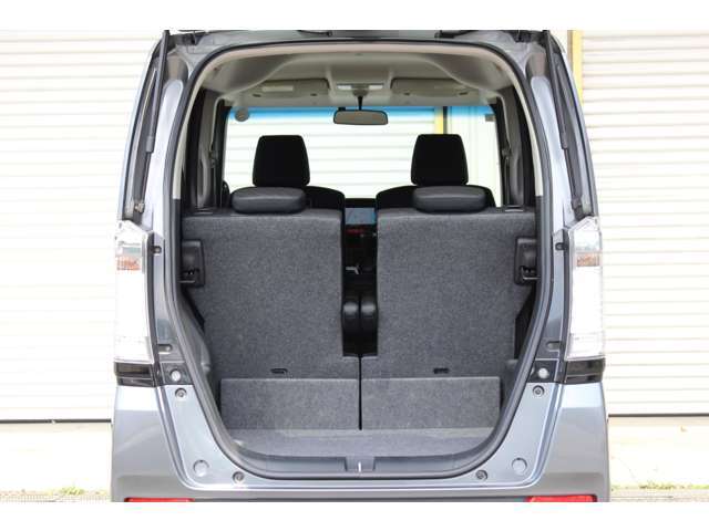 シートをたたまなくても20Lのポリタンクなら4個積める広さの荷室。後席に人が乗っている状態でも、荷物をたっぷり積み込める高さと広さを確保しています。