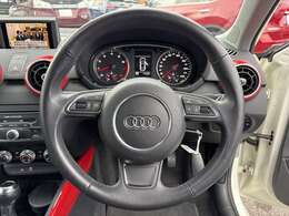 握りやすく操作のしやすいステアリングです！