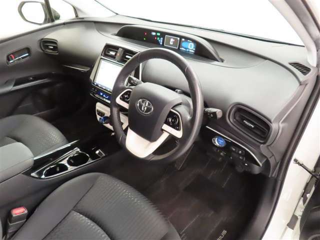 シンプルで使いやすいデザインの運転席です。