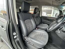 前席、目立つシミ汚れもなく良好な状態になっております。