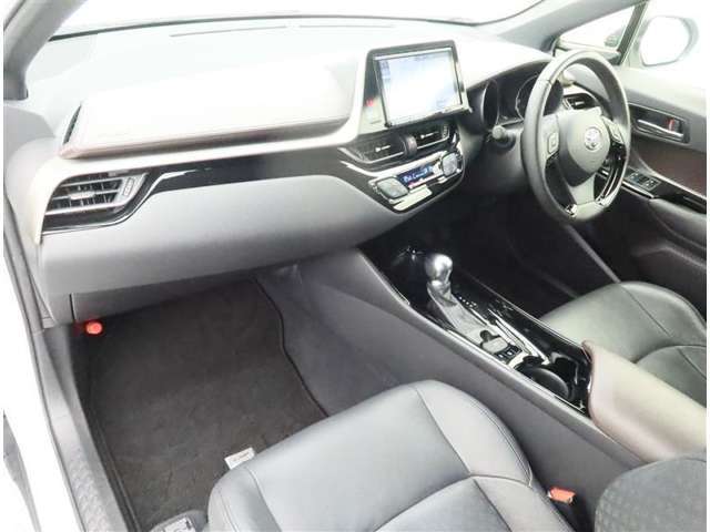 高品質カークリーニング ピカピCar 外装・内装、岐阜トヨペットの専門スタッフがシートもカーペットも綺麗に洗浄済み！プロの仕上げを是非ご確認下さいませ。