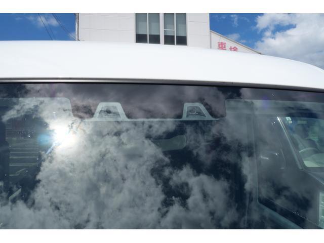 フロントガラス上部には安全機能のデュアルカメラブレーキサポートが付いています！2つのカメラで人間の目のような働きで夜間の歩行者感知もできる仕組みです。衝突被害軽減ブレーキや踏間違い防止を手助けします！