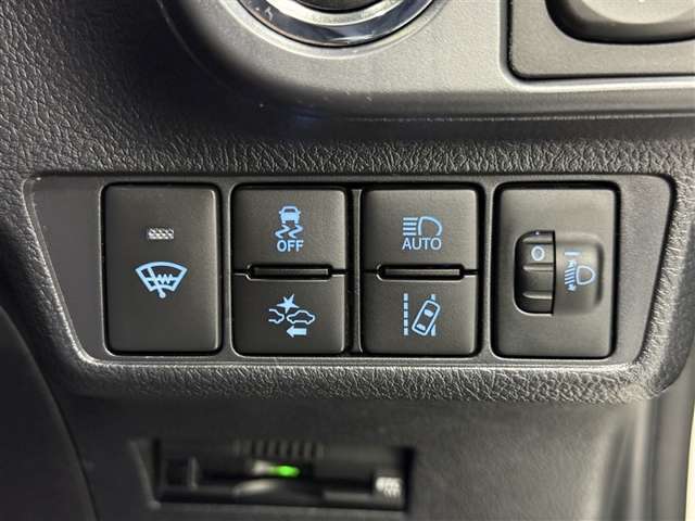 安全装備（運転サポート）トヨタセーフティーセンス搭載車です。滑りやすい路面でも安心の横滑り防止装置付きです。
