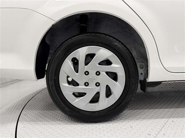 装着タイヤサイズは185/60R15になります。