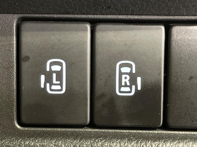 【両側パワースライドドア】スマートキーや運転席のスイッチで後席両側スライドドアの開閉が可能♪電動だから力を入れてドアを開ける必要が無く、小さなお子様でも簡単に開け閉めでき快適です♪