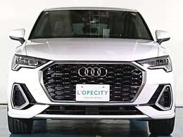 一目でAudiとわかる特徴的な八角形のシングルフレームグリル。精悍なフロントマスクからAudiのスマートで上品なブランドを連想させてくれます。