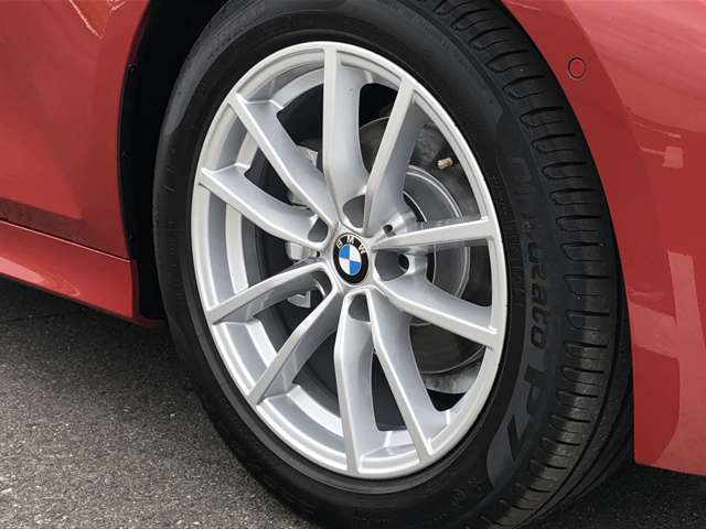 BMW純正17インチホイール。洗練されたデザインで、足元の個性を引き立てます。