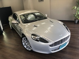 シルバーブロンドを纏うハイクオリティーな1台のご案内です。AstonMartin車の長い経験と多くの専門知識を持ち合わせてご案内させていただきますのでご安心ください