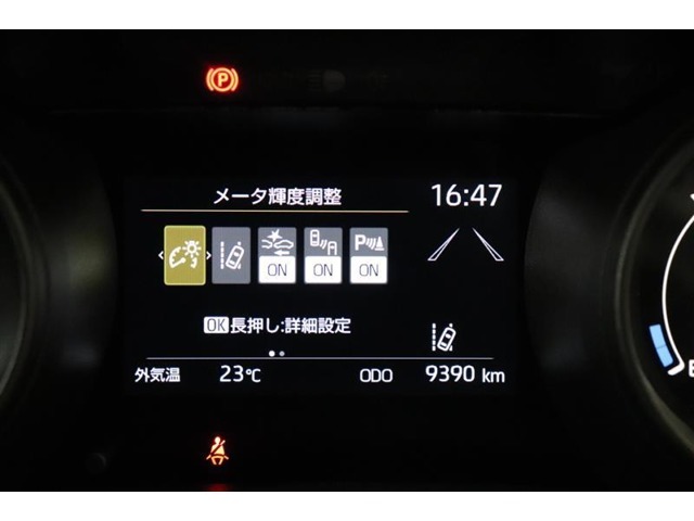 気になる燃費など様々な情報を表示してくれるインフォメーションディスプレイ付きのODOメーター。