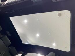 【ガラスルーフ】ガラスルーフ搭載で車内の解放感が一気にアップ！開放的なドライブをお楽しみいただけます。