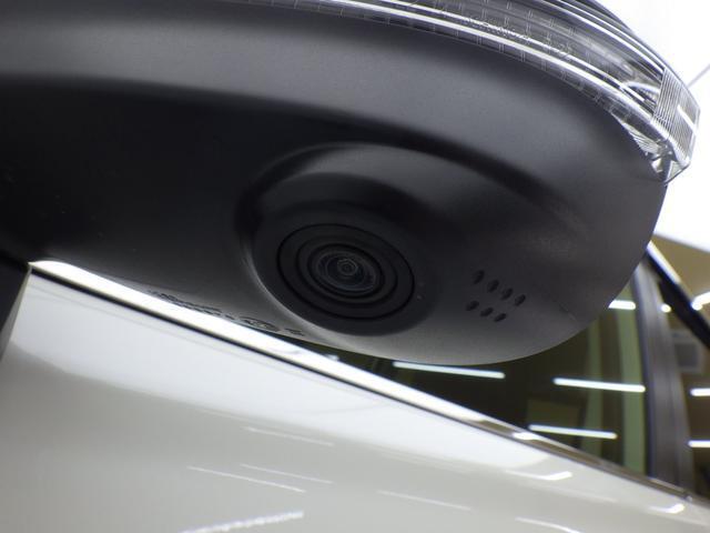 サイドビューカメラ 助手席側ドアミラーに装着されたカメラ映像をマルチファンクションディスプレイに表示。ドライバーからは死角となる自車の左前方の様子を確認できます。