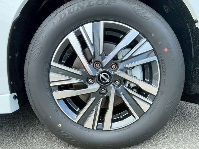 タイヤサイズは205/65R16　純正アルミホイールです。かっこよく決まっております！
