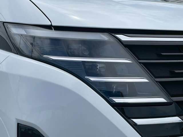 ヘッドライトは純正LEDでとても明るいです♪さらにAUTOライト機能付き♪自動でオンオフをしてくれるのでわざわざ電気をつける必要がありません♪