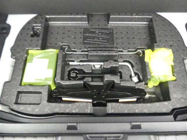 【パンク応急修理キット・工具】最近はパンク応急修理キットが標準ですね。タイヤの無い分軽量化と収納スペースが確保できますね。