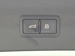 ●電動リアゲート：ワンタッチでリアゲートの開閉ができ、荷物などで両手が塞がっている状態でも簡単に開閉ができる便利機能です。