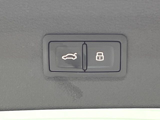 ●電動リアゲート：ワンタッチでリアゲートの開閉ができ、荷物などで両手が塞がっている状態でも簡単に開閉ができる便利機能です。