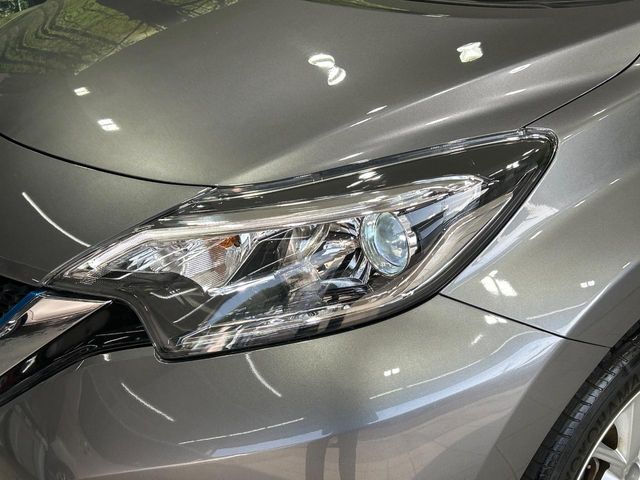 【LEDヘッドライト】悪天候や夜間走行時も良好な視界を確保し安心して運転できる高輝度LEDヘッドライトを装備！点灯速度が早く、消費電力も抑えられています。