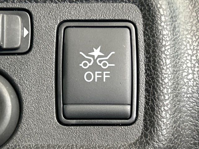 【エマージェンシーブレーキ】走行中に前方の車両等を認識し、衝突しそうな時は警報とブレーキで衝突回避と被害軽減をアシスト。より安全にドライブをお楽しみいただけます。