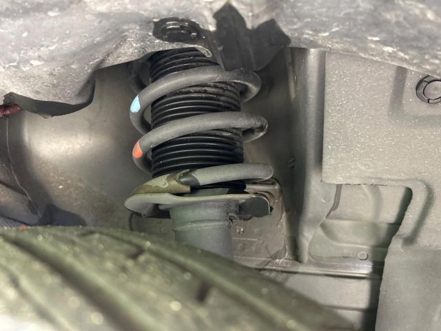 お車を安心してお乗りいただく為には、足回りの定期点検が欠かせません。サービスサポート（有償保証）では無料点検もご提供しており、安心のカーライフをお過ごしいただけるサポート体制が整っています。