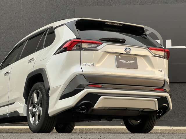 フロント、サイド、リアはモデリスタエアロを装着しております！メッキパーツをあしらったデザインでRAV4の迫力を引き立たせてくれます！目立つキズ等もなく状態は良好です！