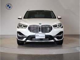 【BMWの伝統】BMWの特徴的な“キドニーグリル”は、80年以上続く伝統の形でございます。変わらないこだわりのデザインが、プレミアムブランド“BMW”を創り出します。