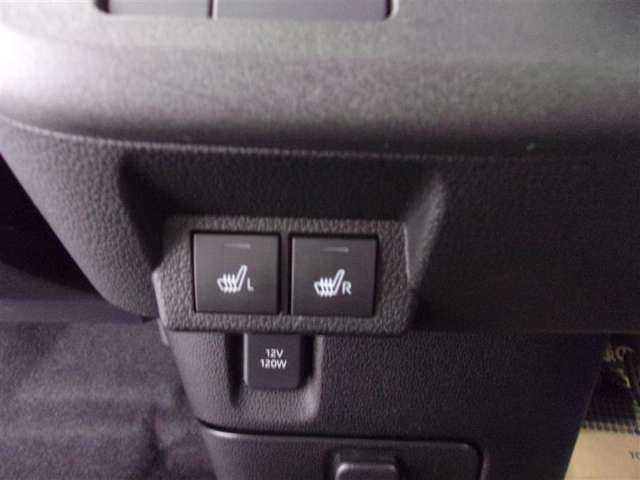 フロントシートのヒータースイッチがコンソール下側にあります！