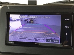 リバースギアに入れるだけで後方の表示へ切り替わります。夜間や雨の日の駐車も楽になりますよ。