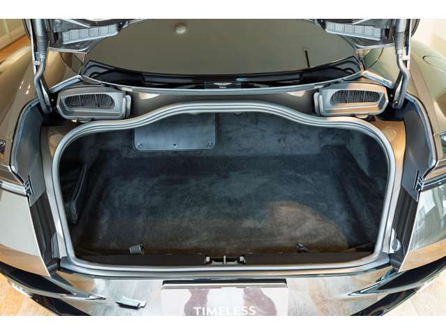 ゴルフバックも車載可能なトランクスペースを実現しております。お使いのゴルフバックがございましたら試し入れも可能です。