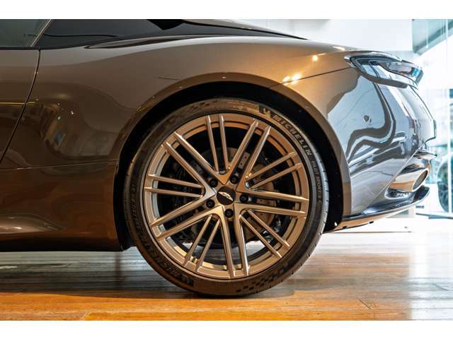 タイヤ：ミシュラン PILOT SPORT S 5　アストンマーティンの専用であり、共同開発した本タイヤには「AML」の刻印がございます。