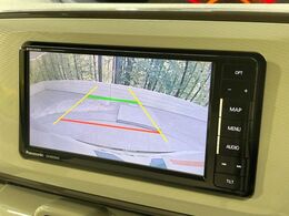 【バックカメラ】駐車時に後方がリアルタイム映像で確認できます。大型商業施設や立体駐車場での駐車時や、夜間のバック時に大活躍！運転スキルに関わらず、今や必須となった装備のひとつです！