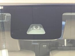 【スマートアシスト】走行中に前方の車両等を認識し、衝突しそうな時は警報とブレーキで衝突回避と被害軽減をアシスト。より安全にドライブをお楽しみいただけます。