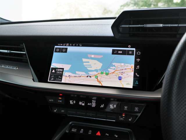 ナビゲーションシステムはドライバーが見やすい角度に調整されております。